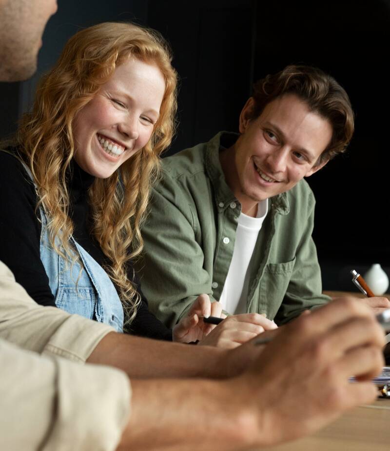 E-Learning Onboarding: Team beim gemeinsamen digitalen Lernen